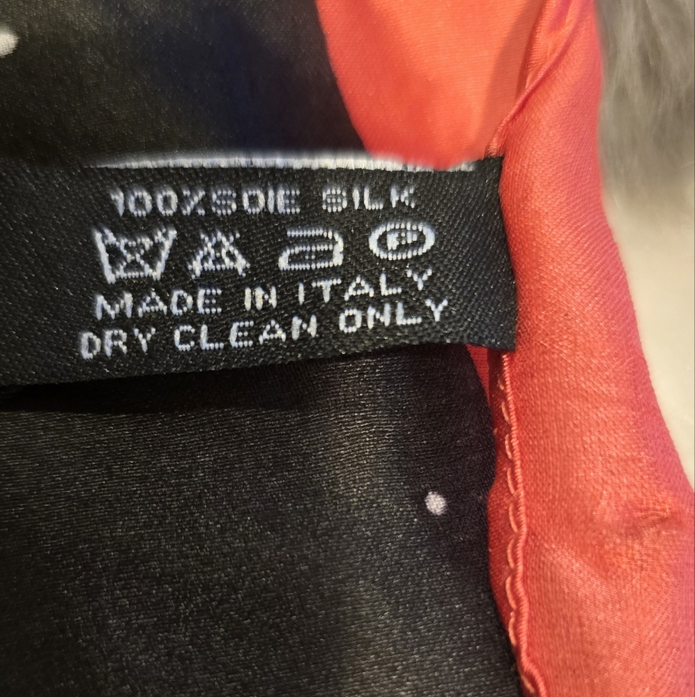 CHANEL Black and Red Scarf - Picture 13 of 17